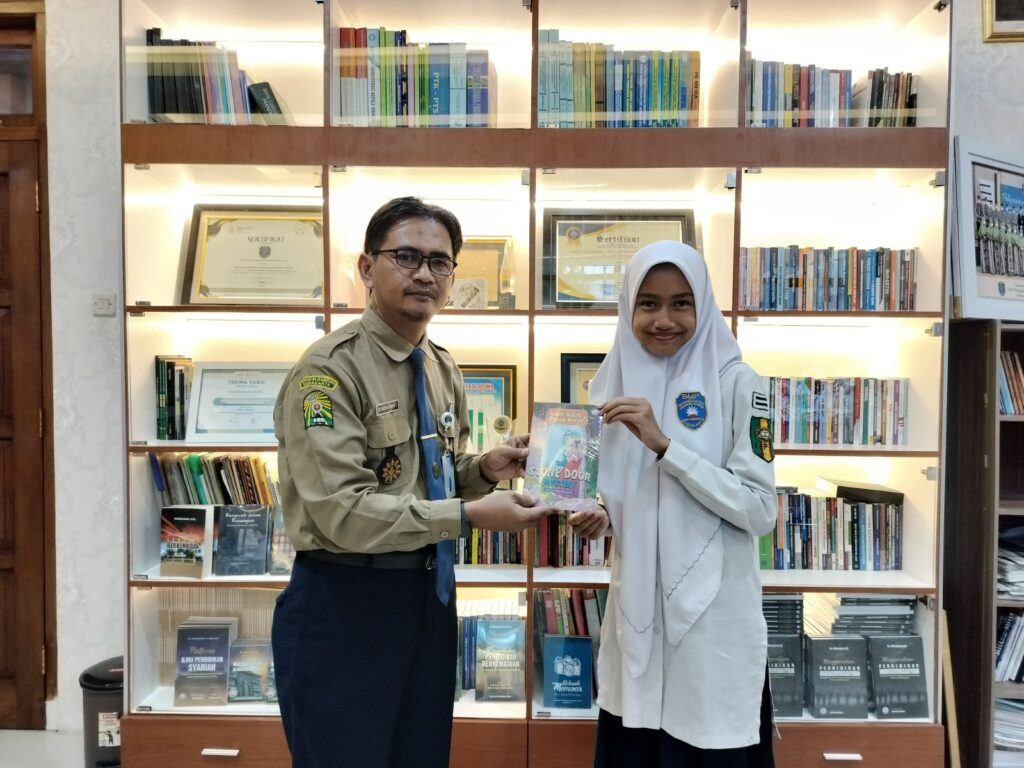 Kepala SMP Muhammadiyah PK, Ustaz Muhdiyatmoko mengapresiasi karya Hafizha Addina Aisy Syahri .jpeg